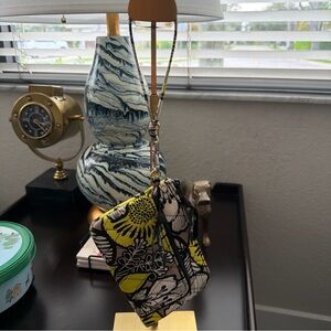 Vera Bradley Your Turn Yellow Smartphone Wristlet Wallet Retired Island Bloom